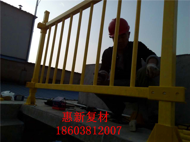 江蘇客戶安裝永川玻璃鋼護欄款式